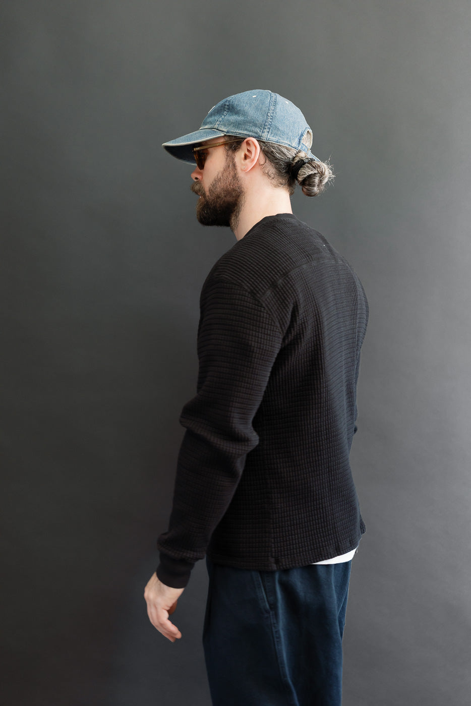 Side view of male model, 5'9