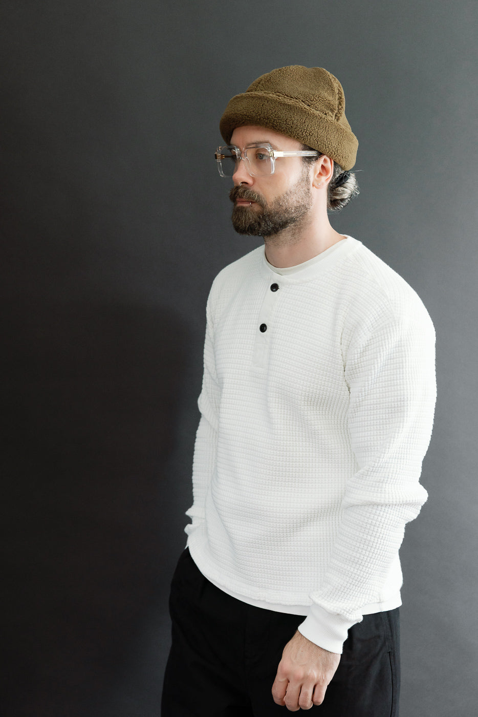 Side view of male model, 5'9