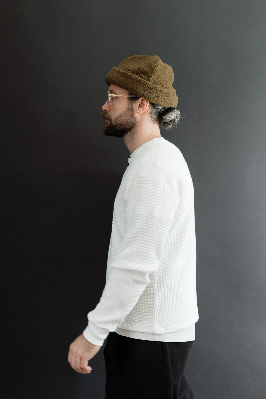 Profile view of a male model, 5'9