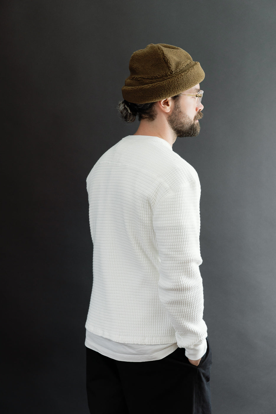 Side view of a male model, 5'9