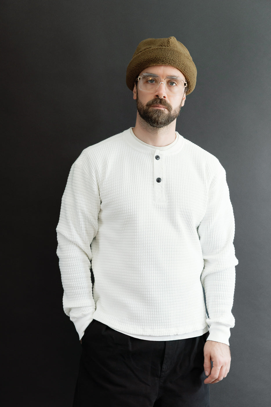 Front view of a male model (5'9