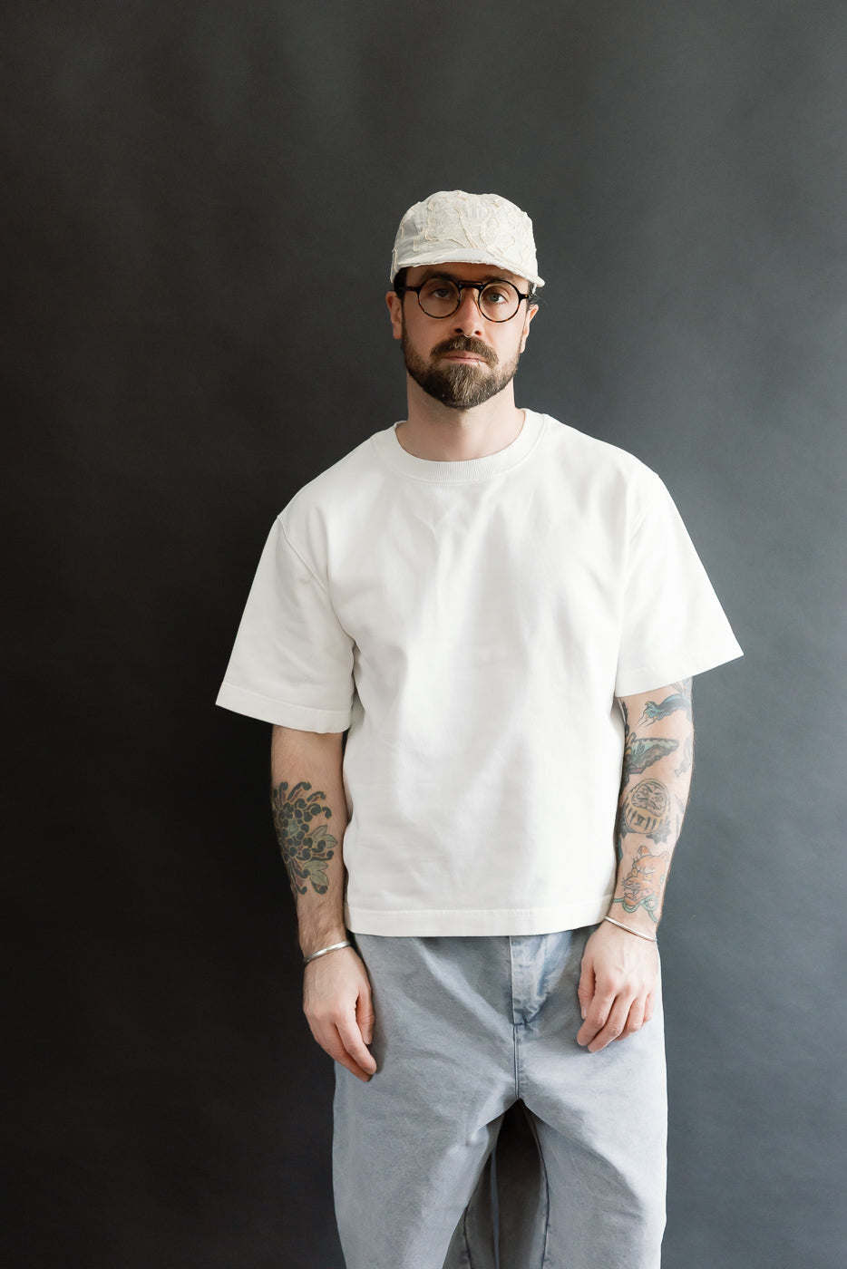 Front view, male model 5'9