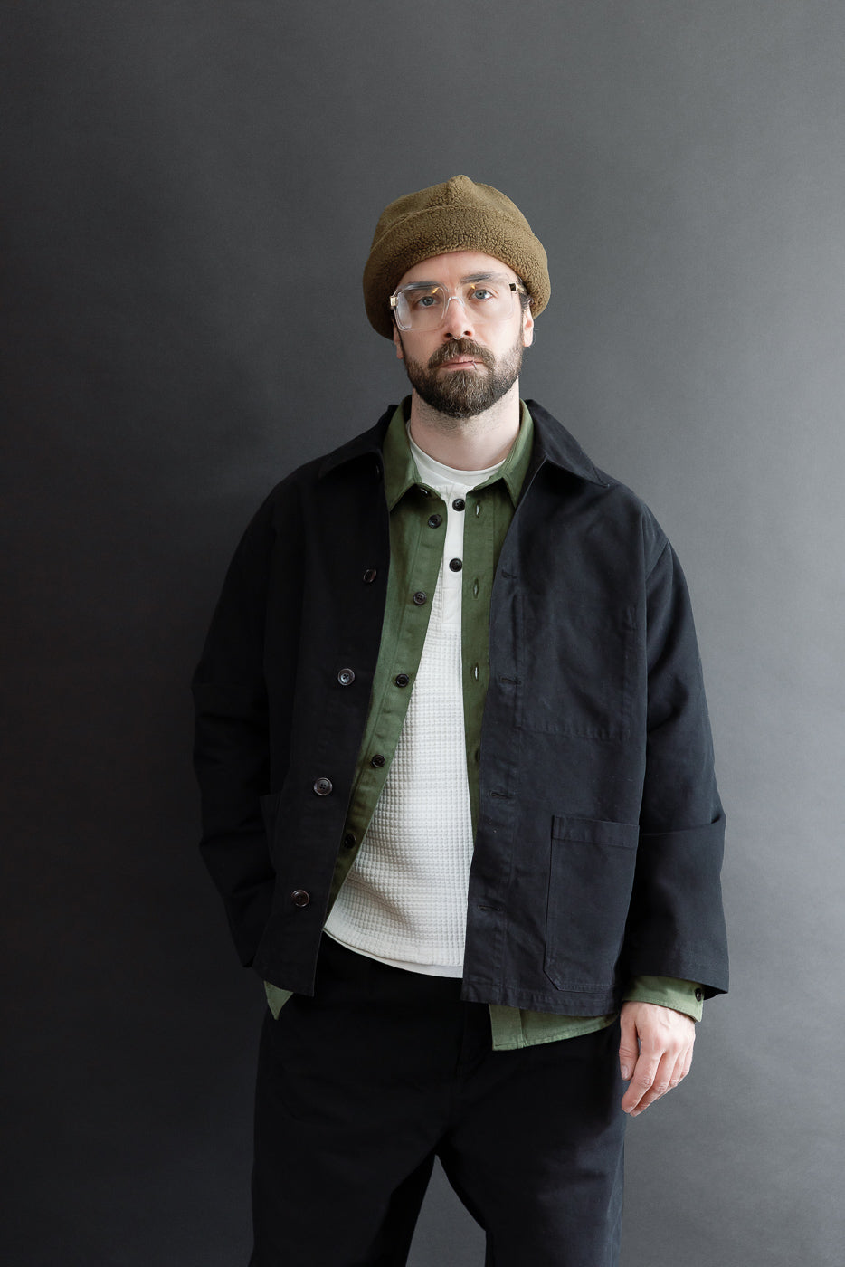 Front view of a male model, 5'9