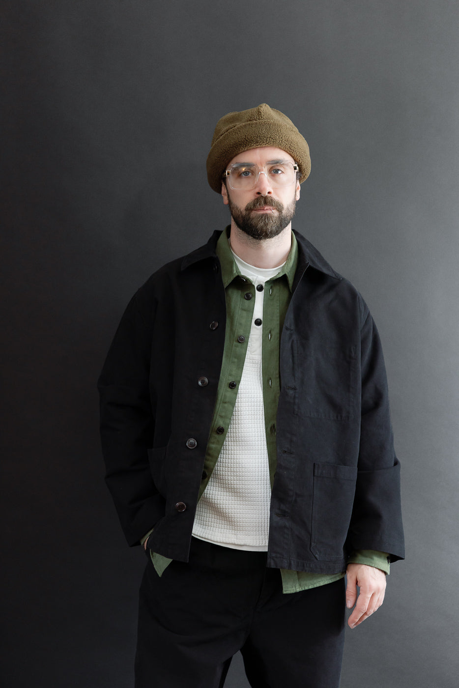 Front view of male model, 5'9