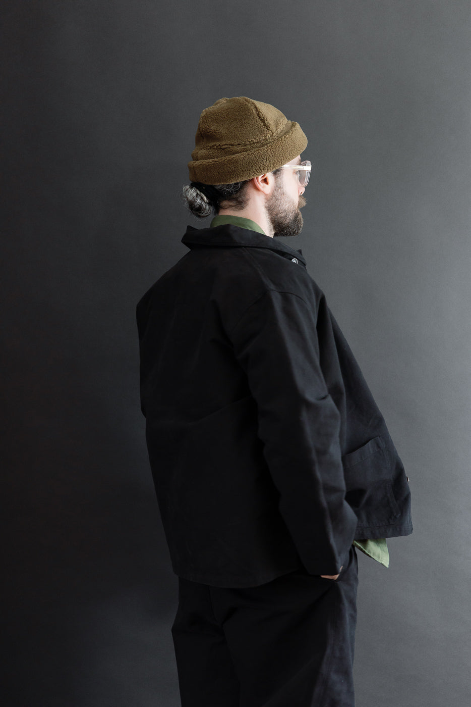 Back view of male model, 5'9