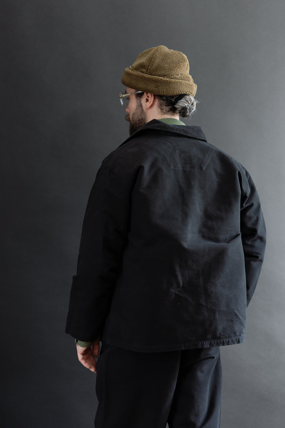 Back view of a male model, 5'9