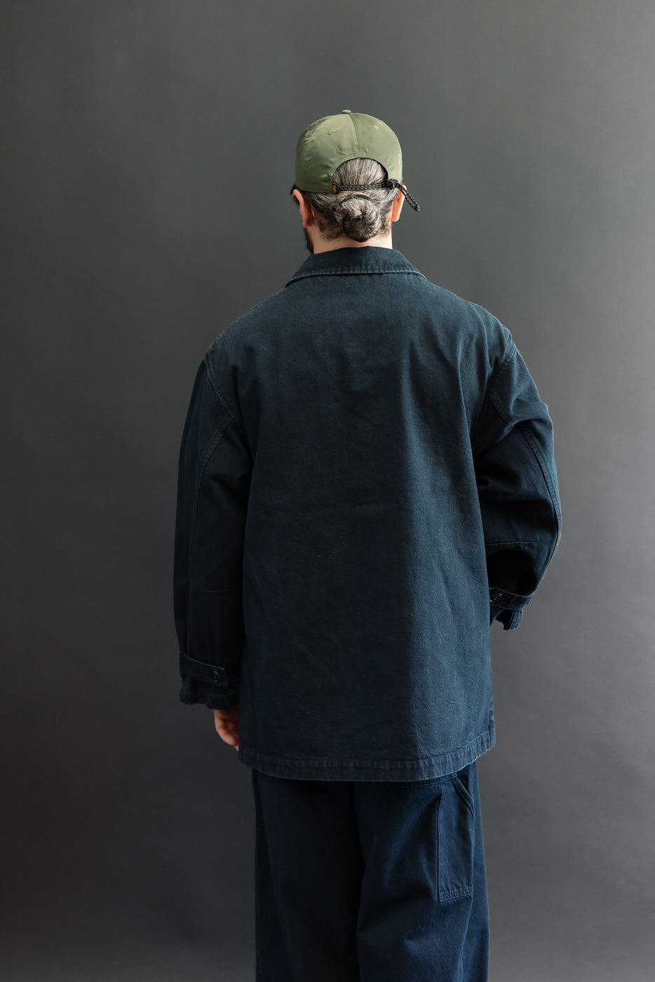 Back view of a male model, 5'9