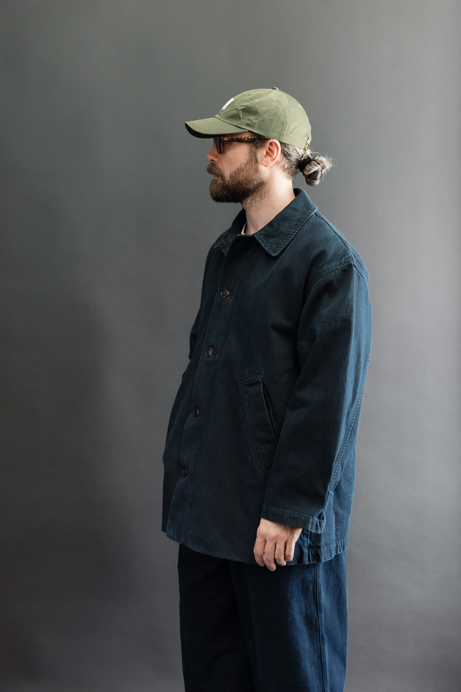 Side view of male model, 5'9