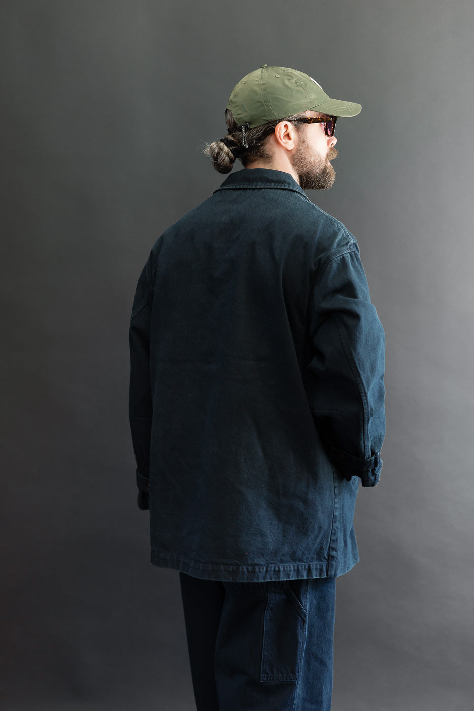 Back view of a male model, 5'9