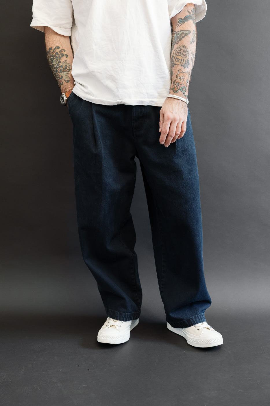 Full body front view of a male model, 5'9