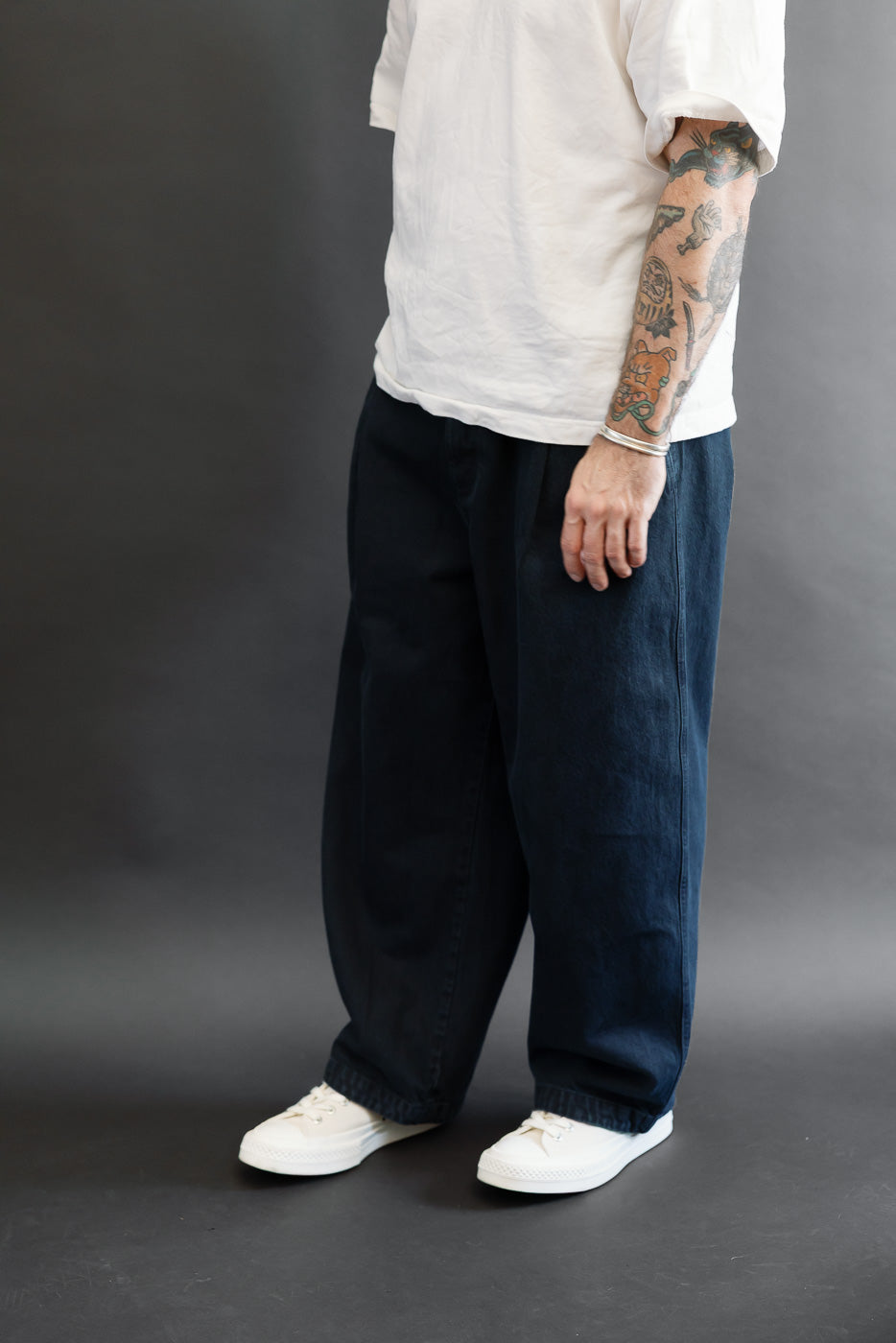 Full body side view of male model (5'9