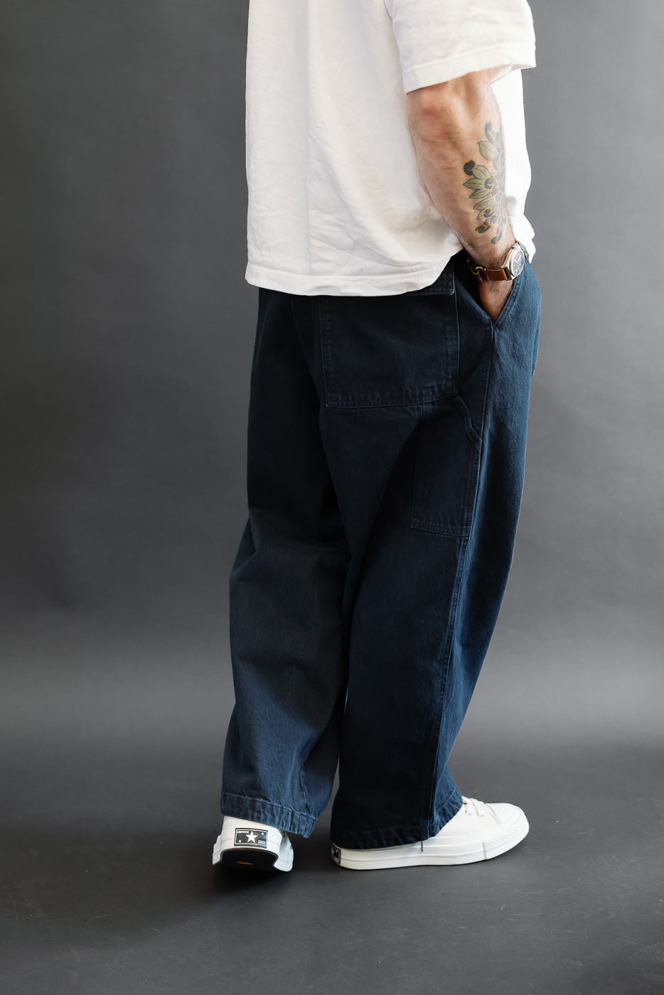 Full body side view of male model, 5'9