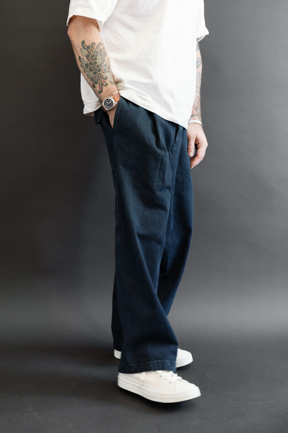 Side view of male model, 5'9