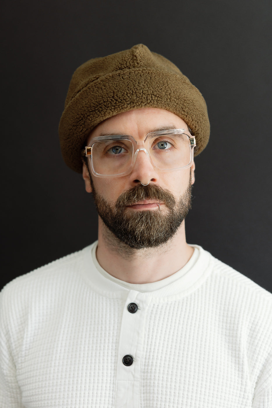Close-up front view of a male model, 5'9