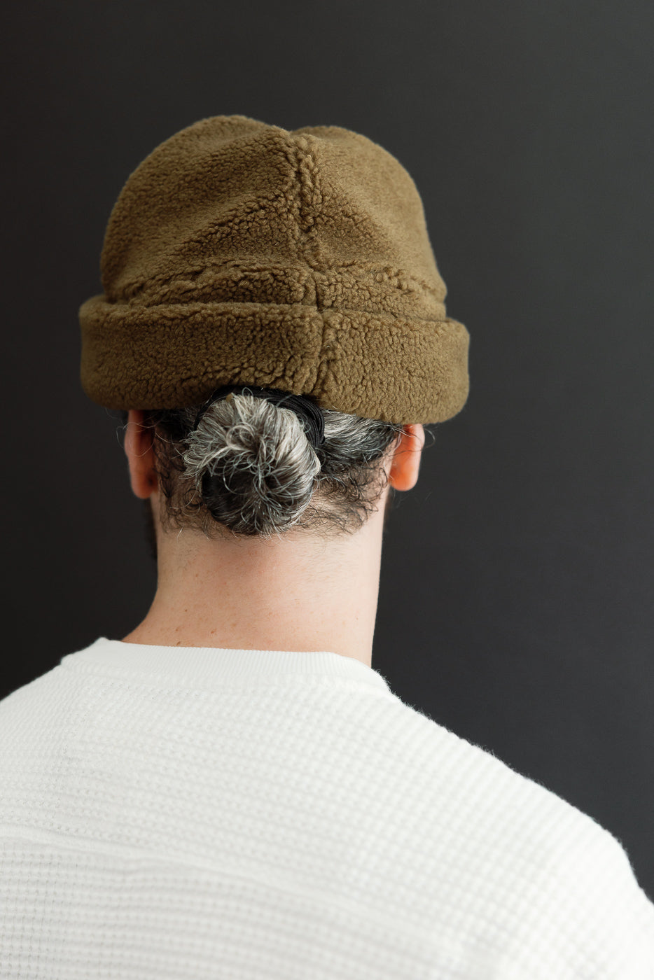 Back close-up of a male model (5'9