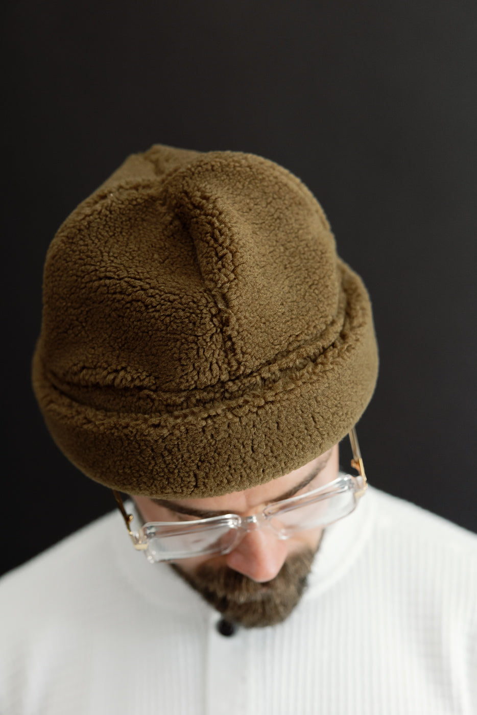 Close-up front view of a male model (5'9