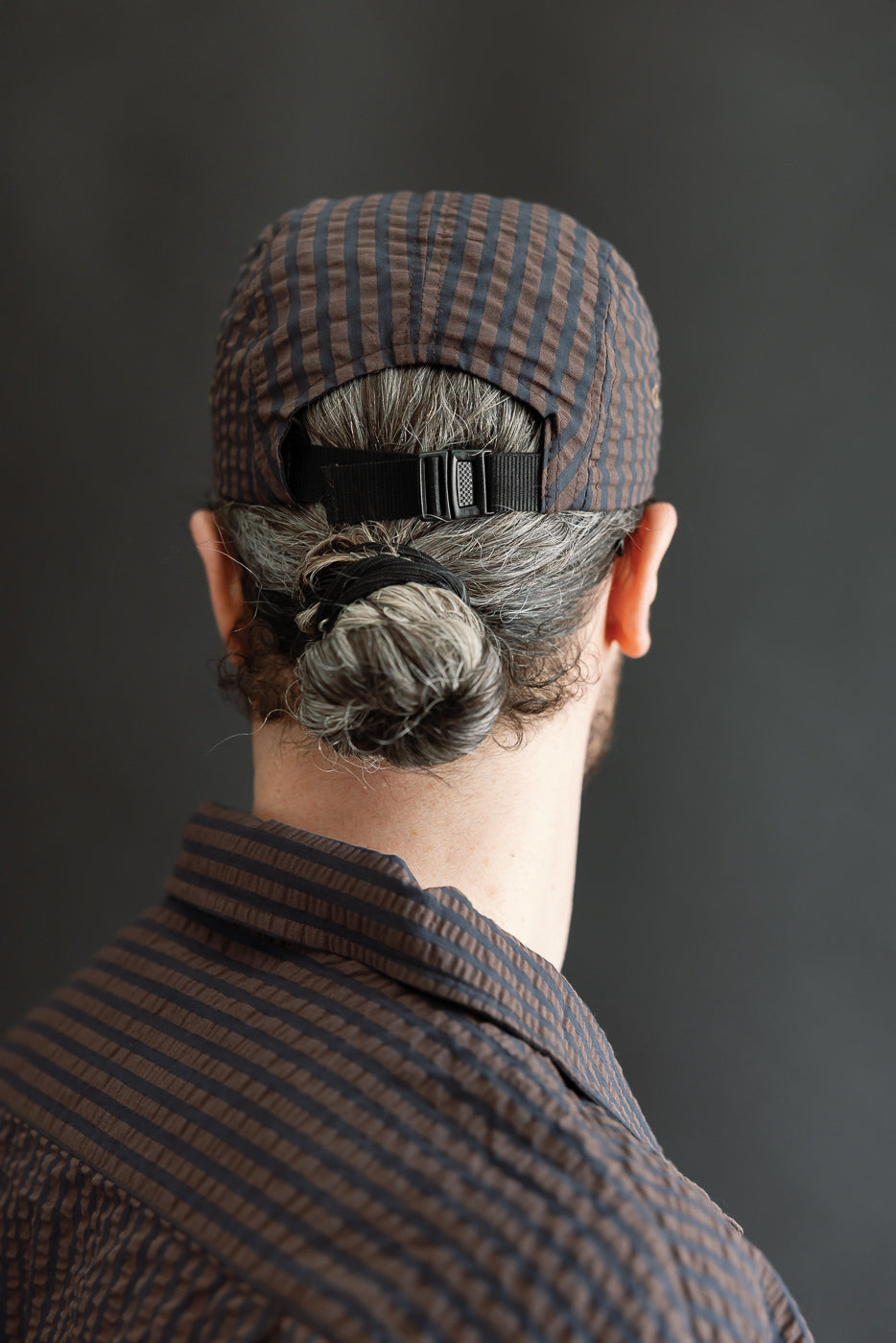 Back close-up of male model, 5'9