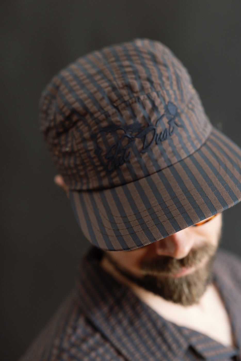 Close-up front view of a male model, 5'9