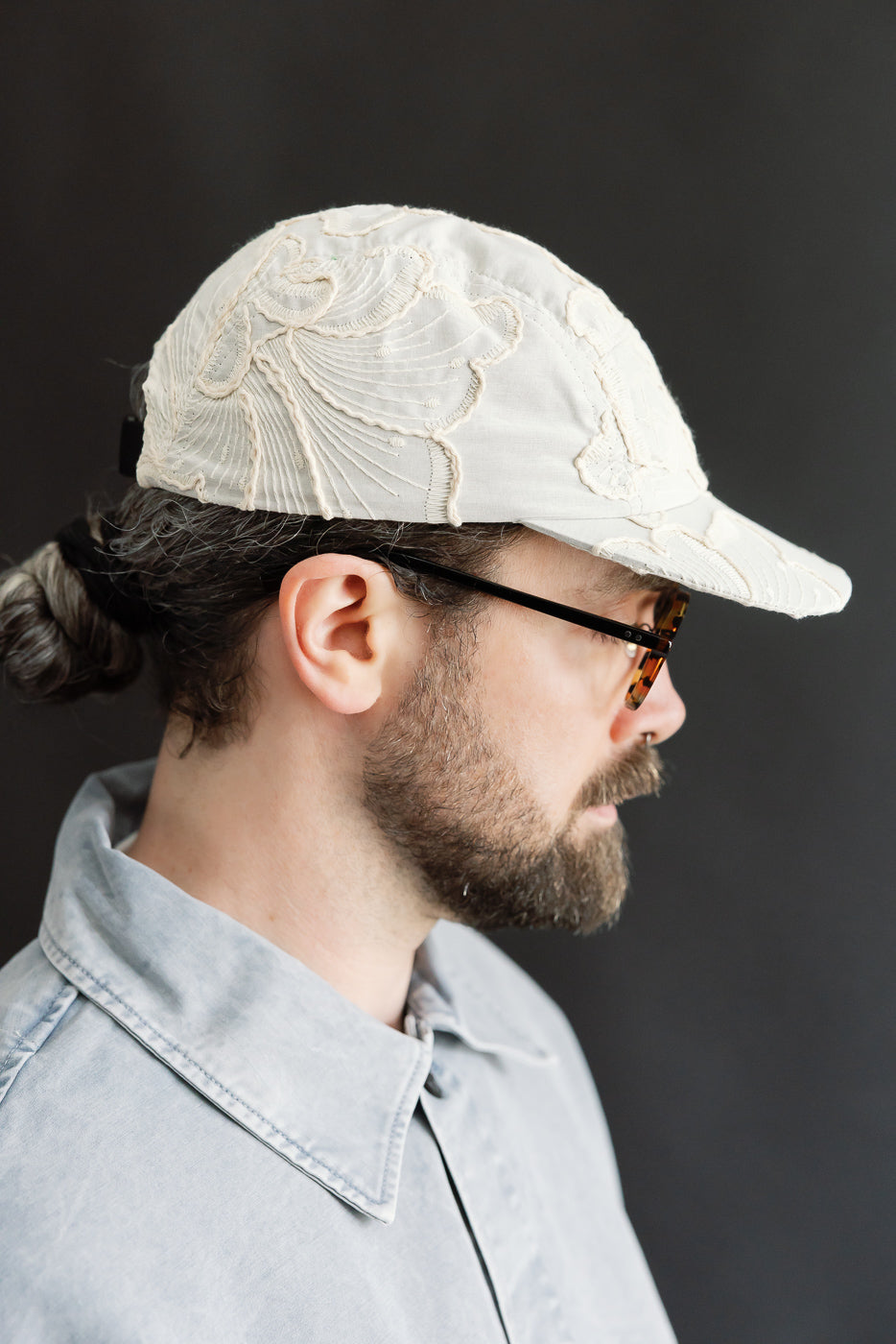 Side close-up of male model, 5'9