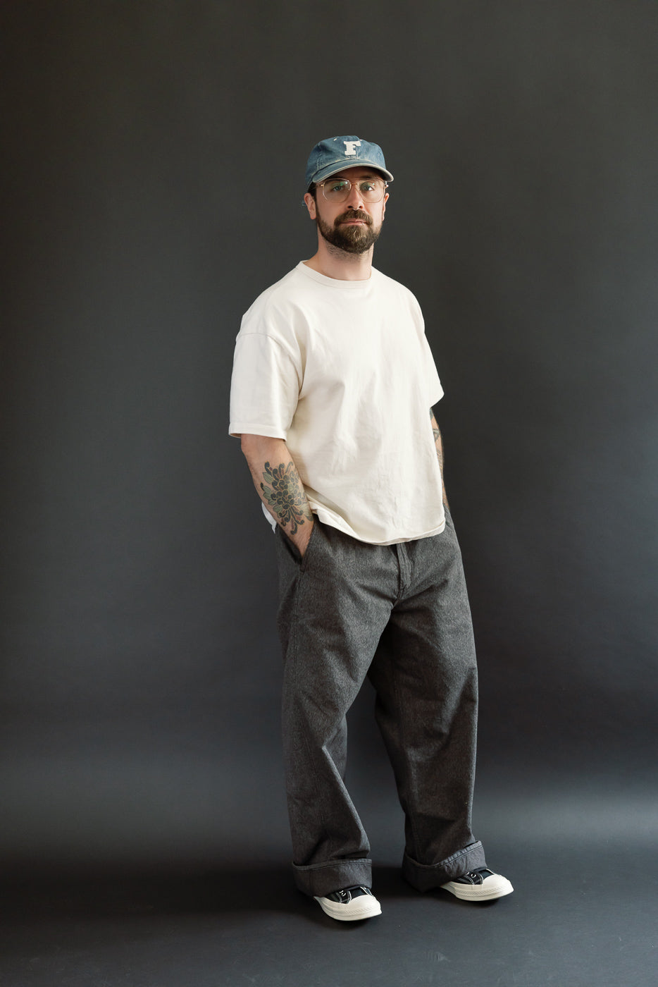 Full body front view: Male model (5'9