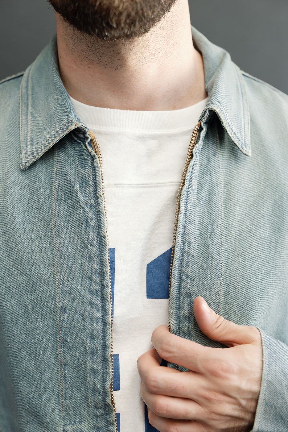 Close-up front view of male model (5'9