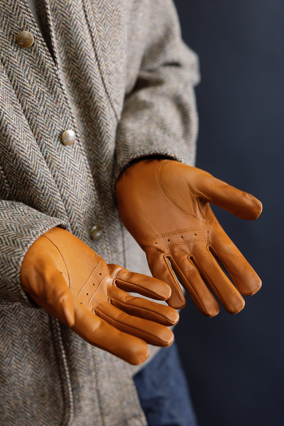 Close-up of Hestra Morgan driving gloves in cork leather on male model, palm side, athletic build