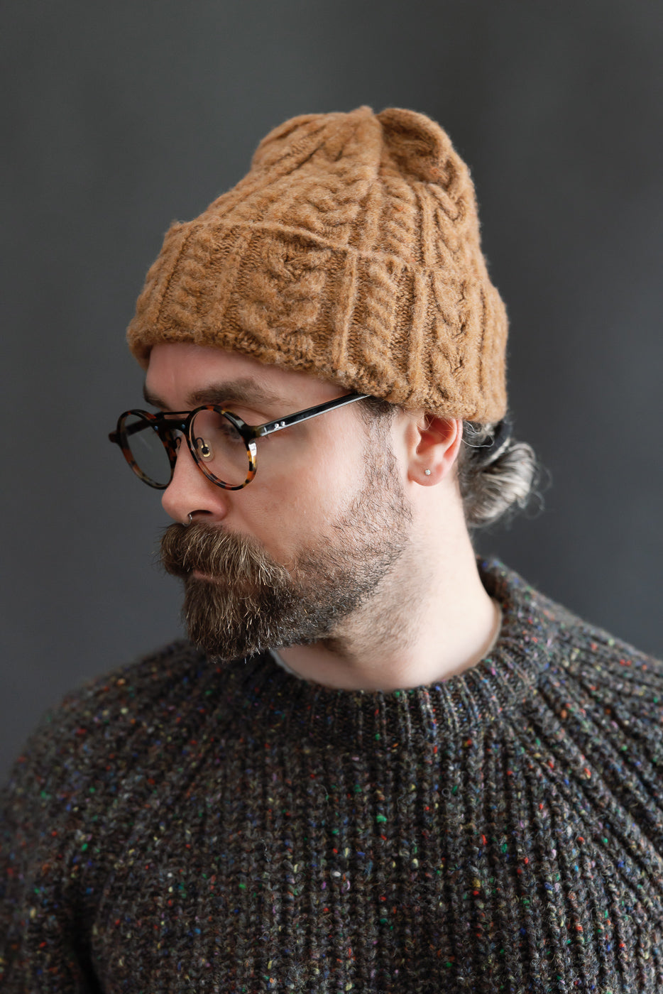 Close-up side view of male model, 5'9