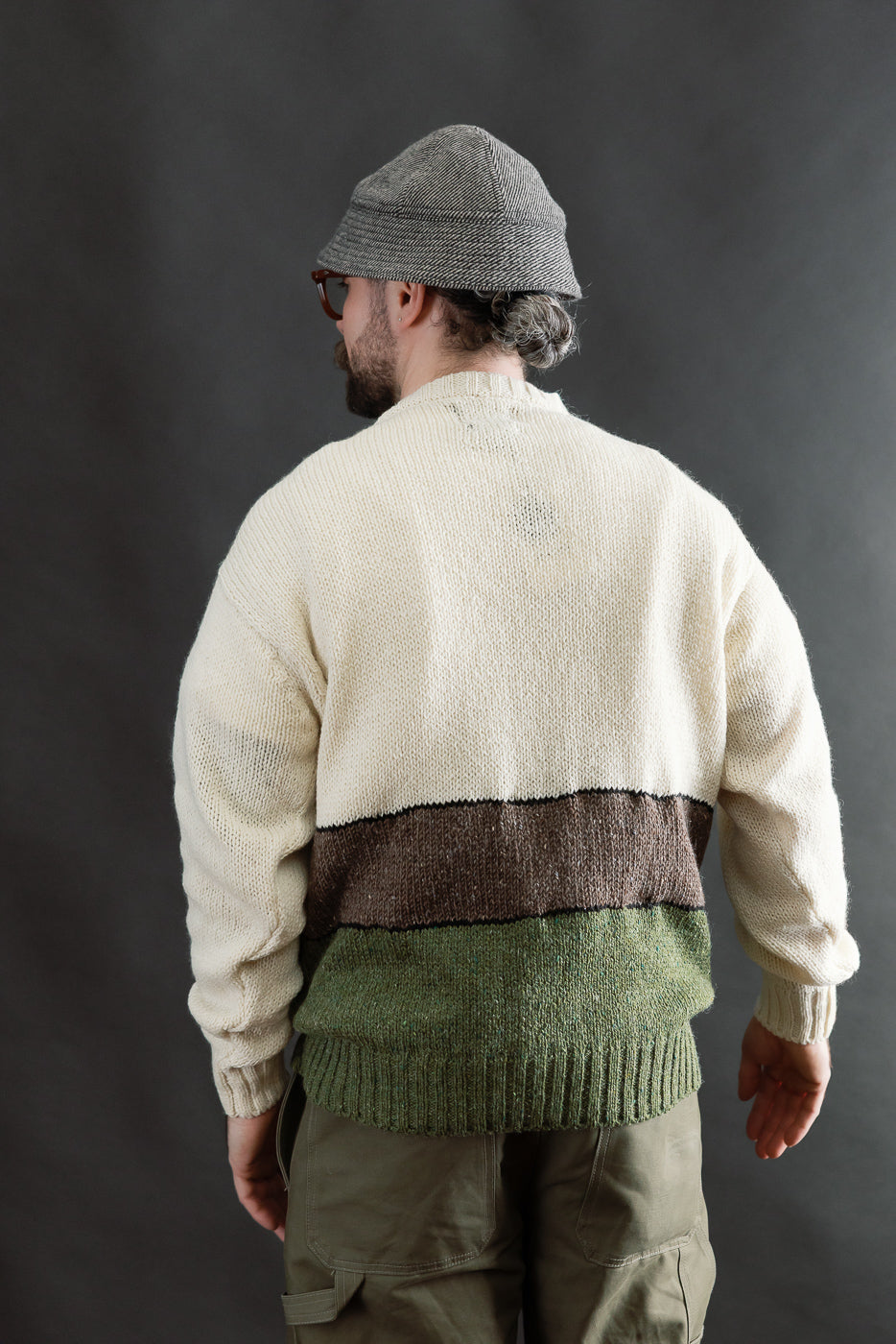 Back view, male model 5'9