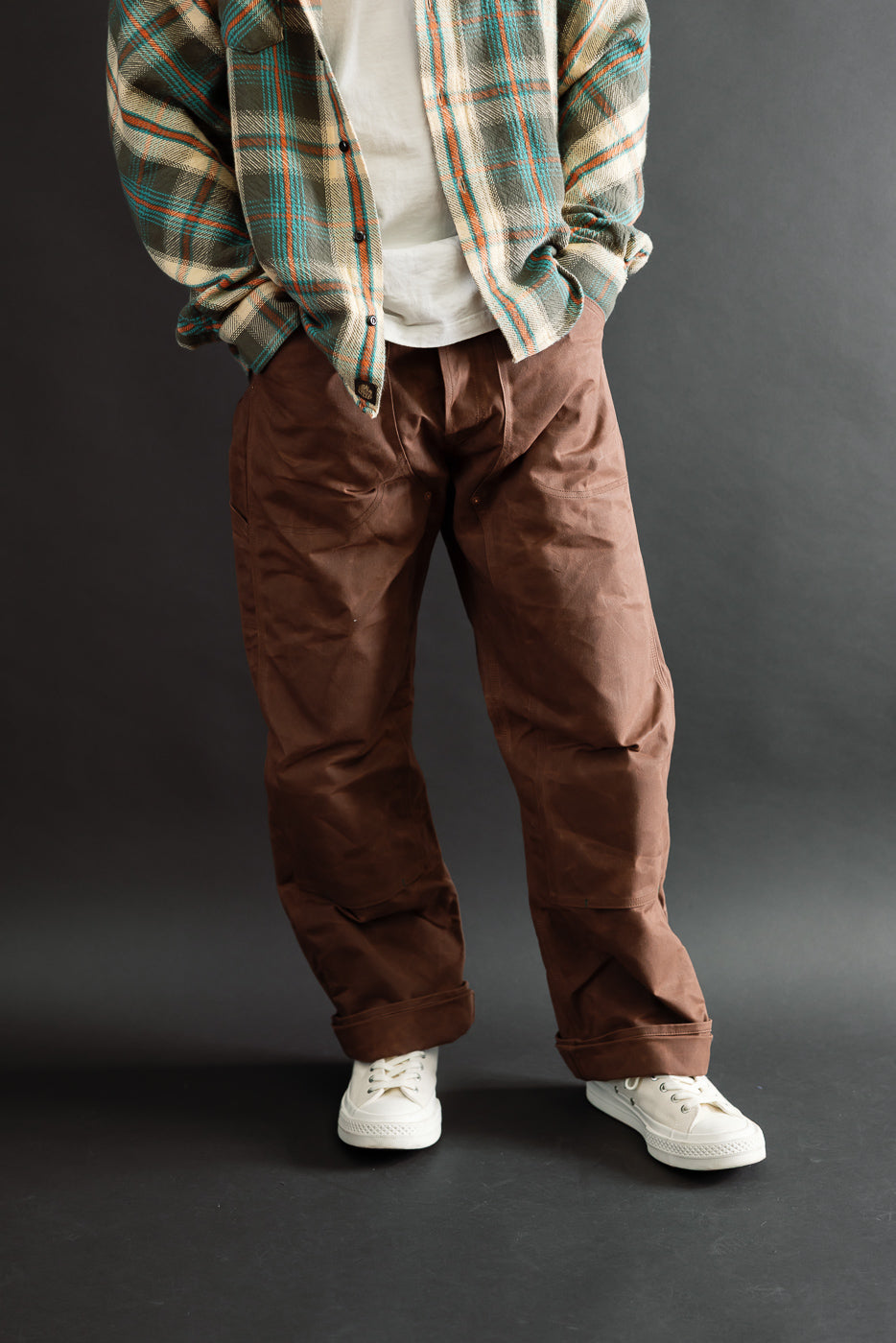 Full body front view of a male model, 5'9