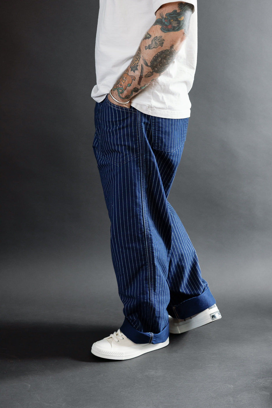 Side view of male model, 5'9