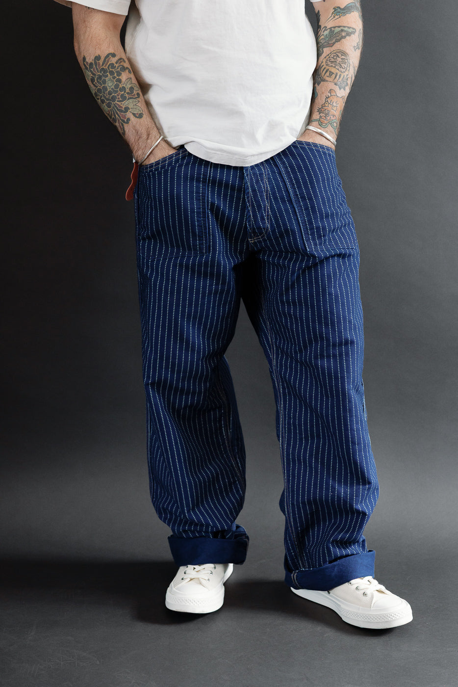 Front view of male model, 5'9