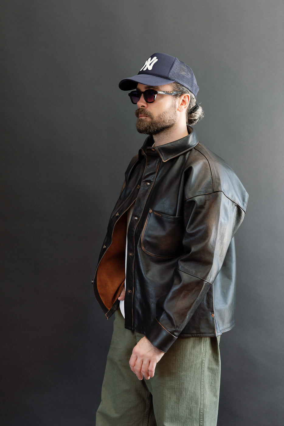 Side view of a male model, 5'9