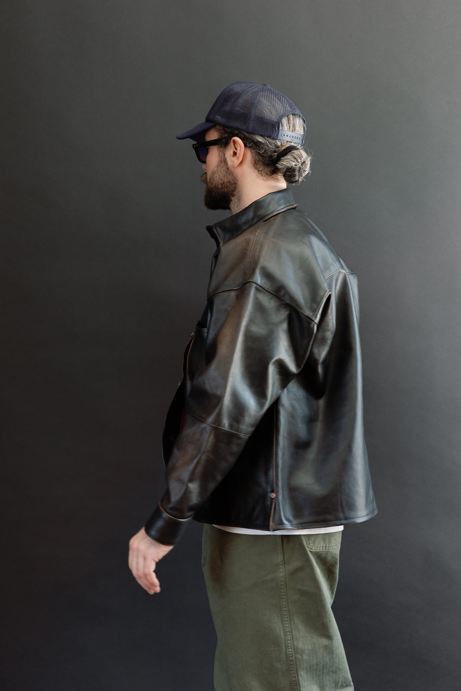 Side view of a male model (5'9