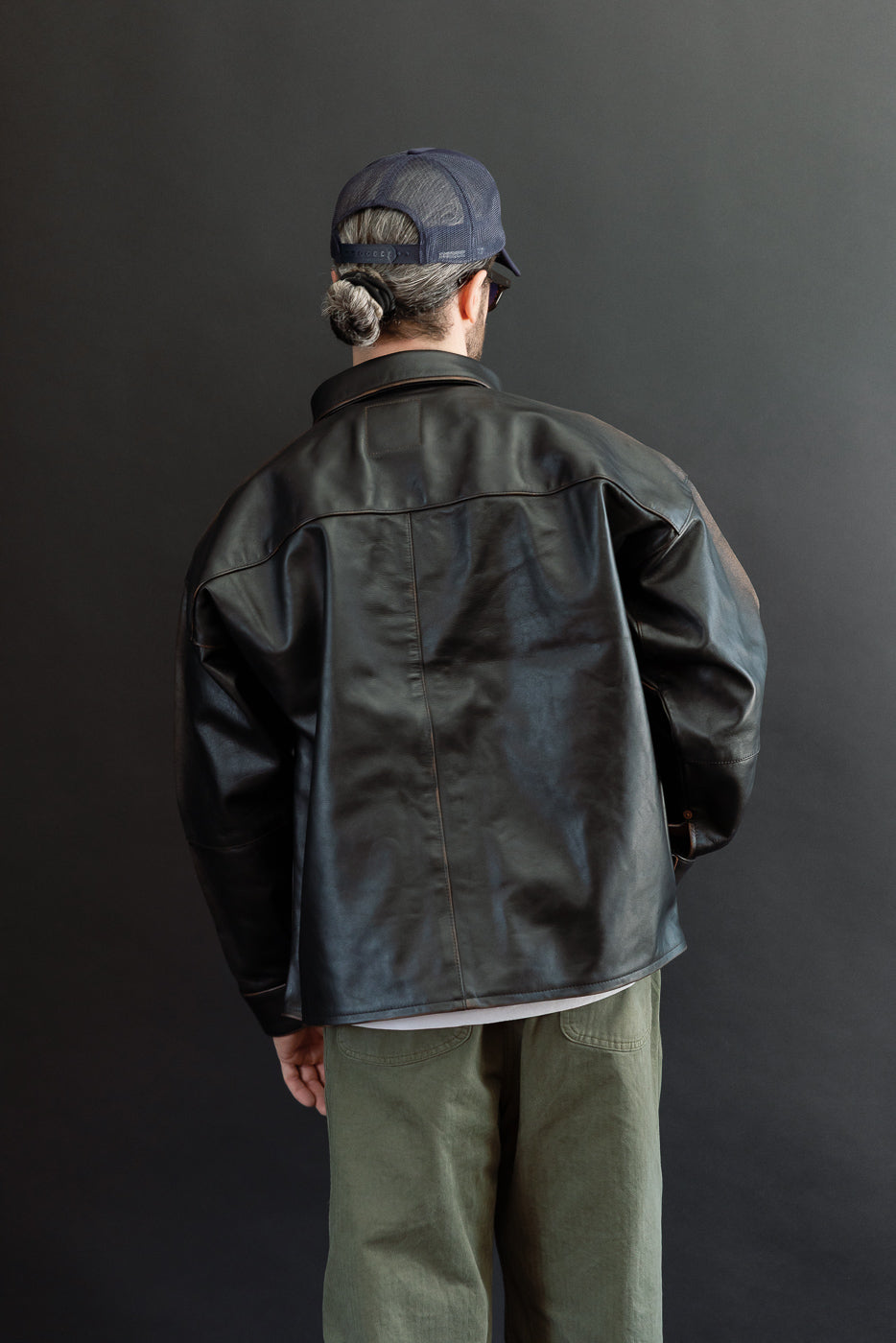 Back view of a male model, 5'9