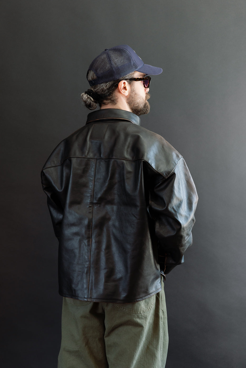 Back view of a male model, 5'9