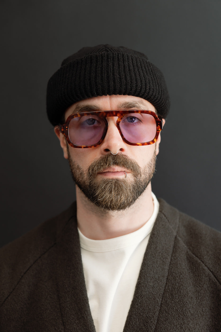 Close-up front view of a male model (5'9