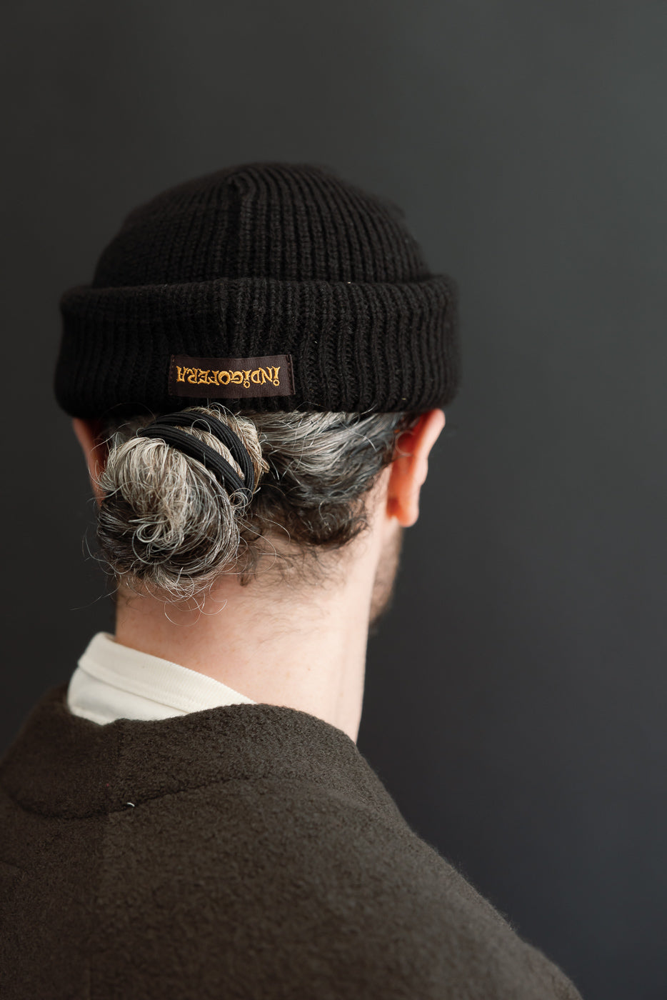 Close-up back view of a male model (5'9