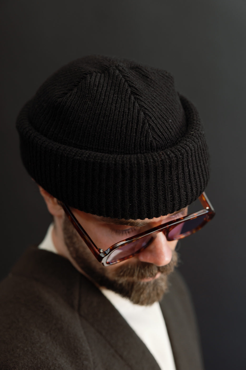 Close-up side view of a male model, 5'9