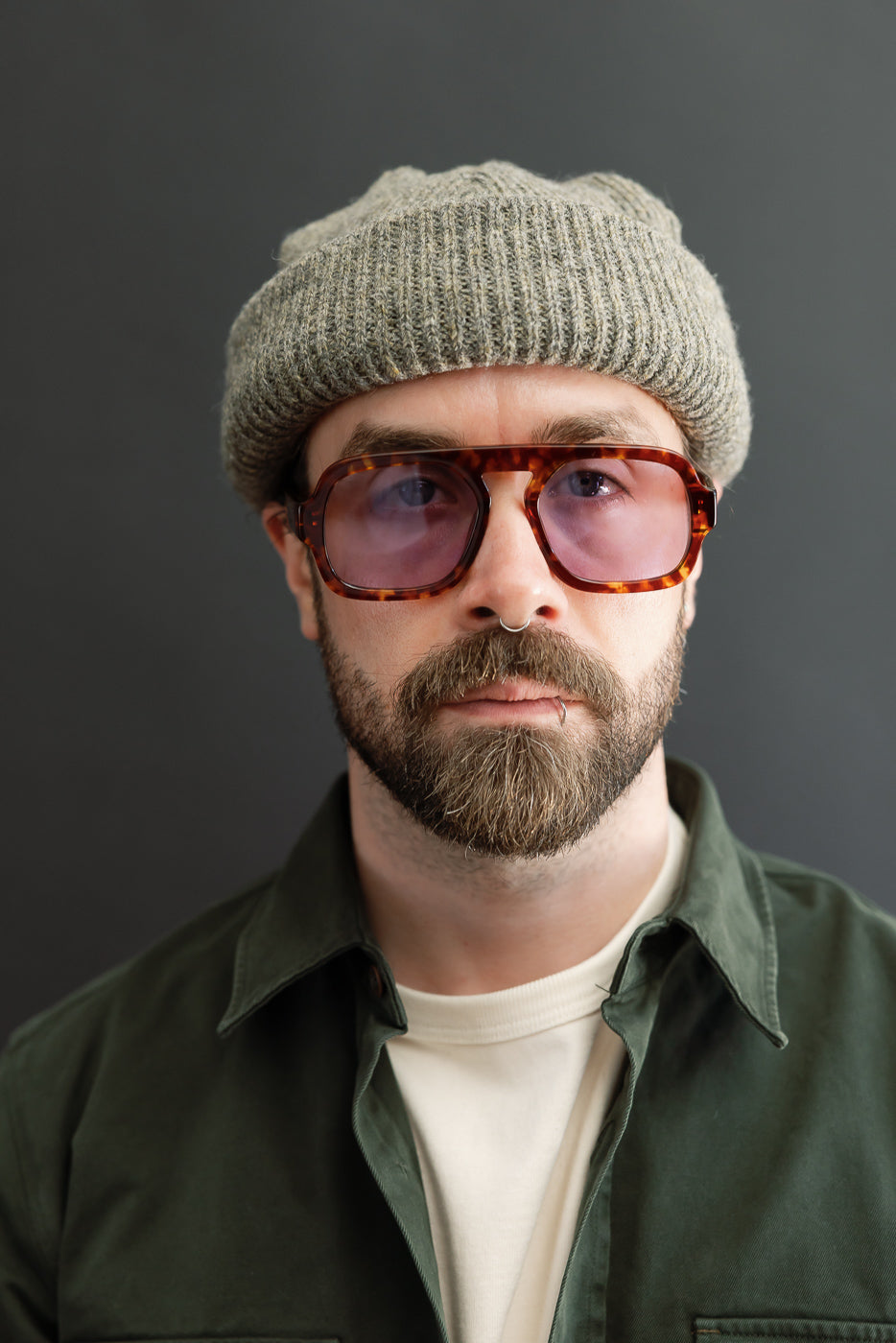 Close-up front view of a male model (5'9