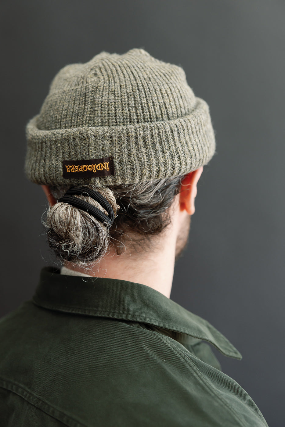 Close-up back view of a male model, 5'9