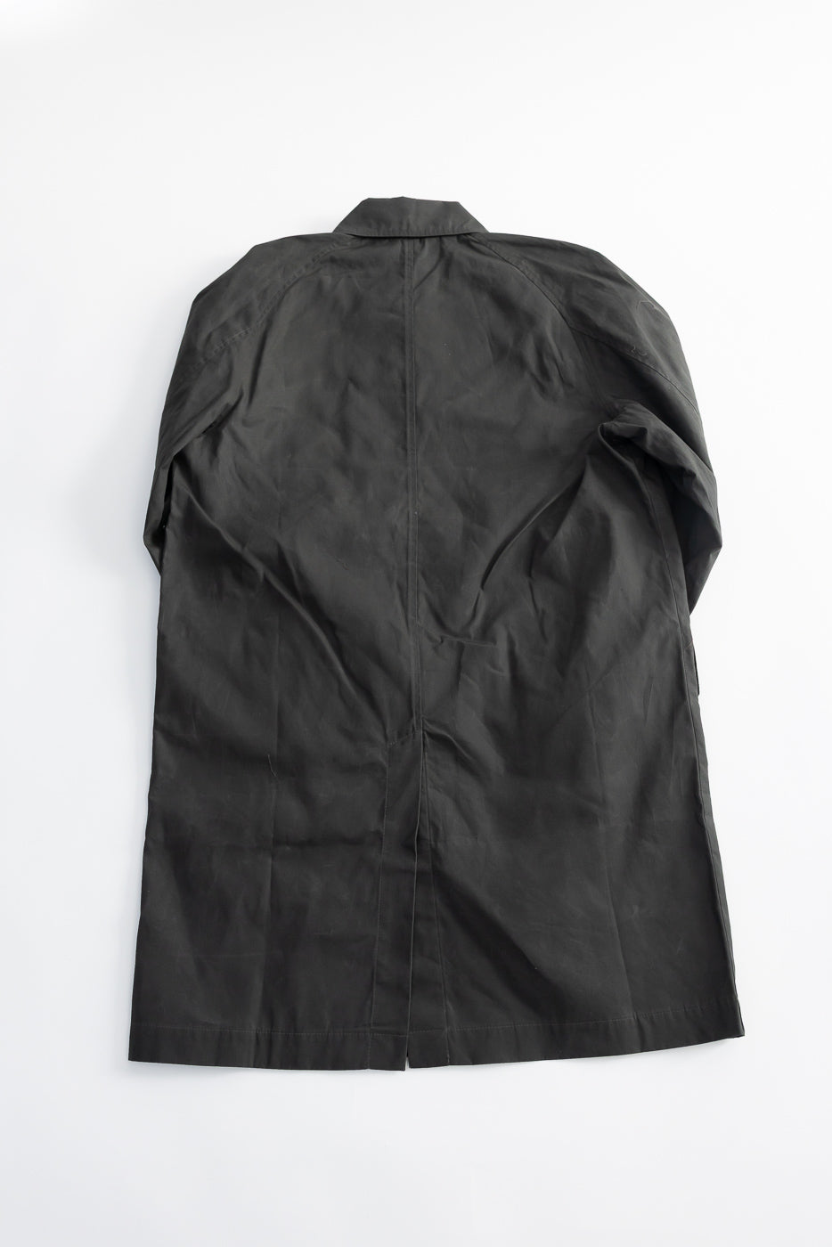 Flat lay of Indigofera Raven Coat in dark grey coated cotton twill, back view, Dant Indianapolis