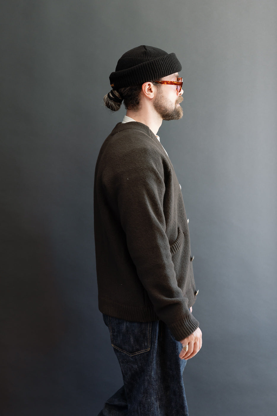 Side view of male model, 5'9