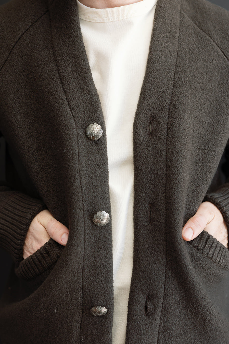 Close-up front view of a male model (5'9