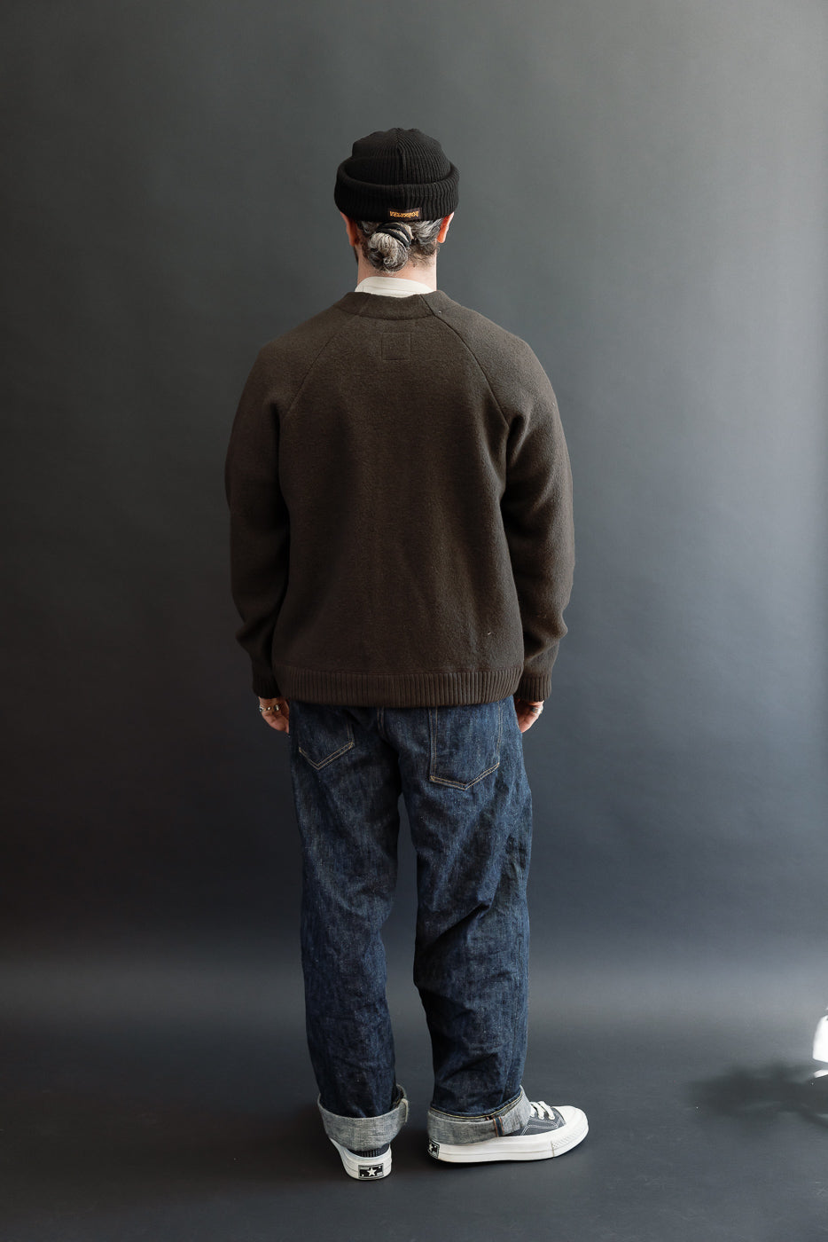 Back view, full body: Male model, 5'9