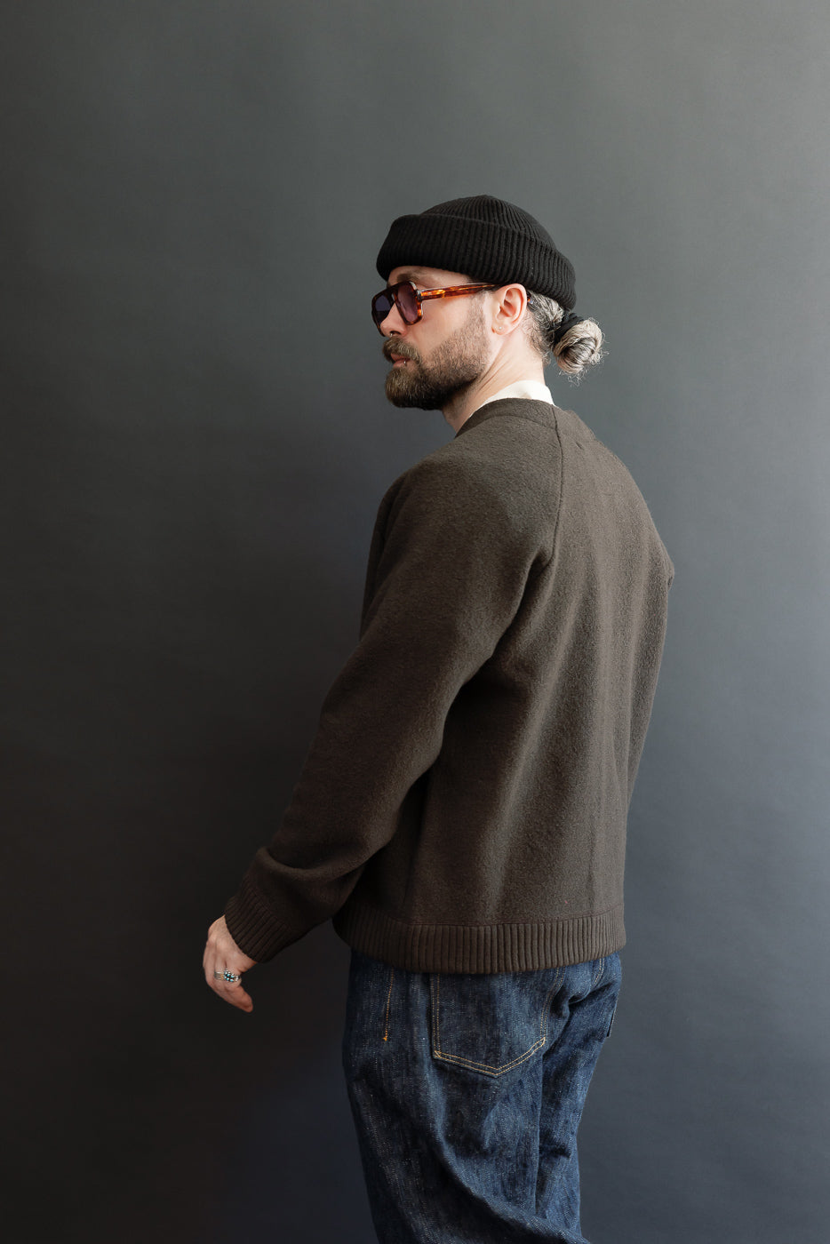 Side view of a male model, 5'9