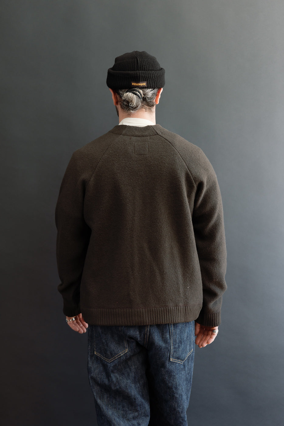 Back view of a male model, 5'9