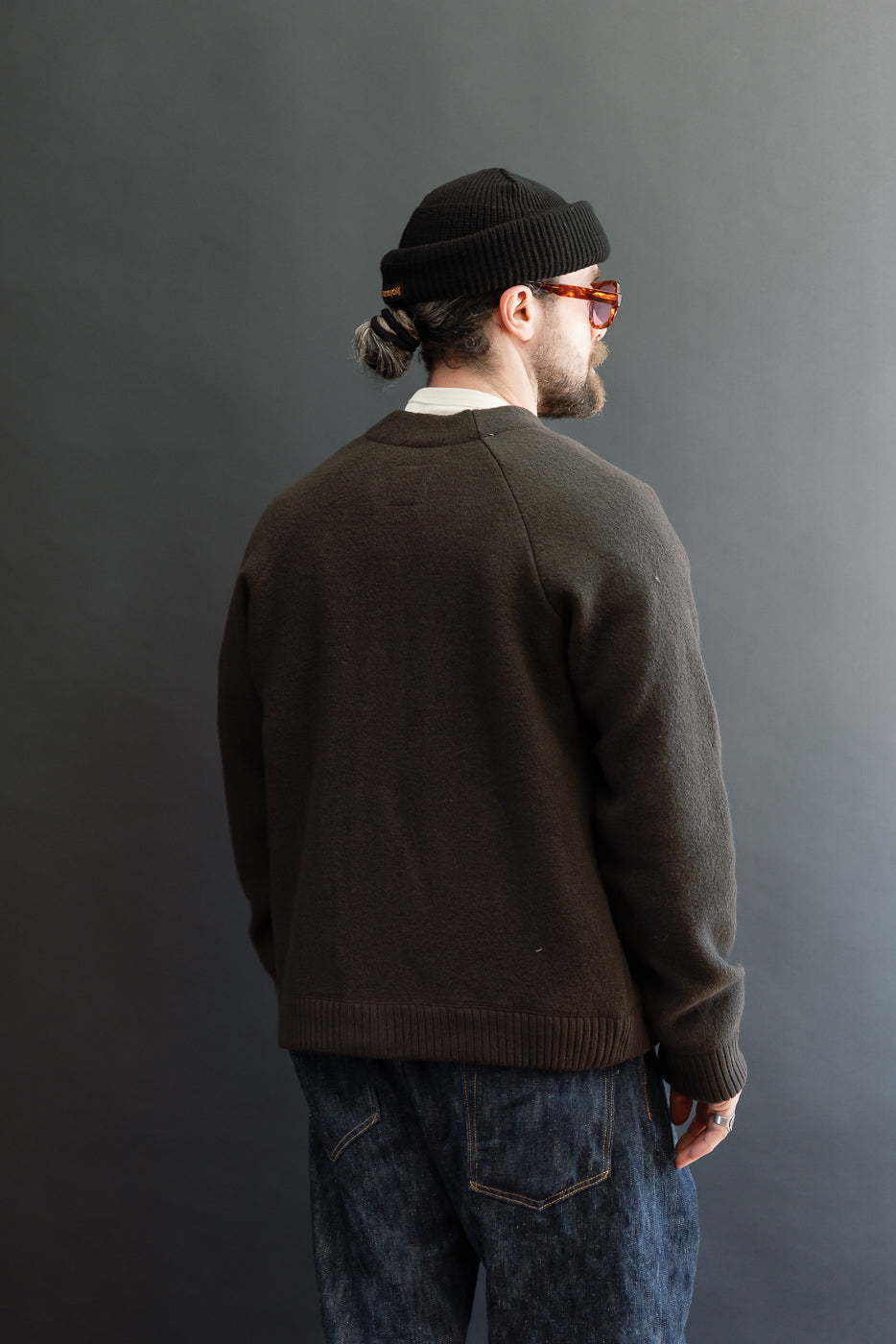 Back view of a male model, 5'9