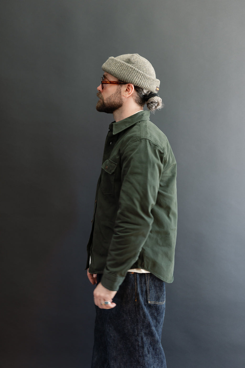 Profile view of male model, 5'9