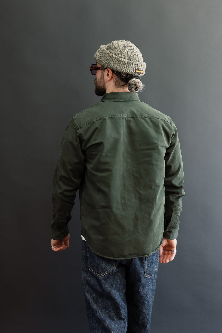 Back view of a male model, 5'9