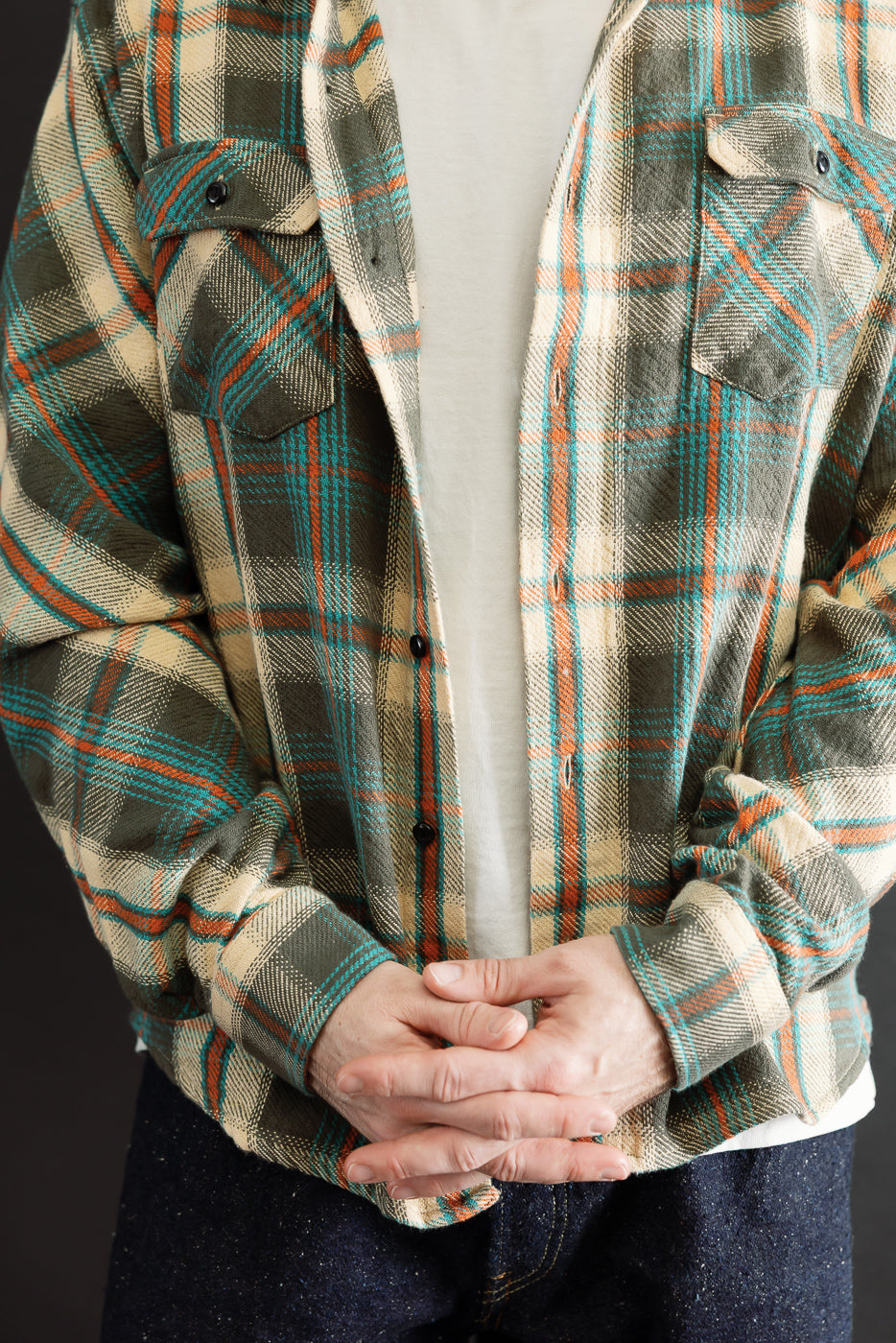 Close-up front view of a male model (5'9